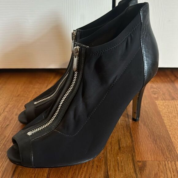 Adrienne Vittadini Gya Black Peep Toe Ankle Front Zipper High Heel Boots Sz 9.5 - Picture 1 of 4